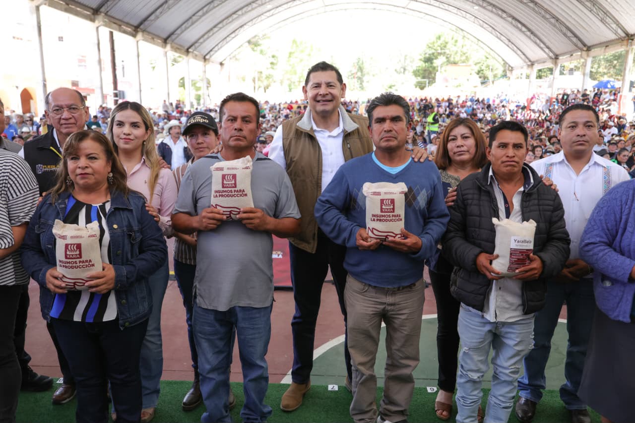 Ixtacamaxtitlán recibe apoyos estatales sin precedente en maquinaria, fertilizantes y reforestación