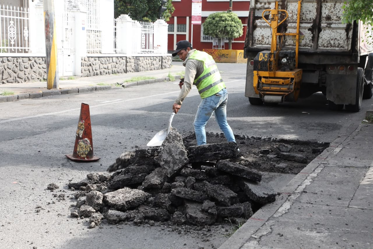Gobierno de Pepe Chedraui impulsa movilidad segura con bacheo en la colonia El Carmen