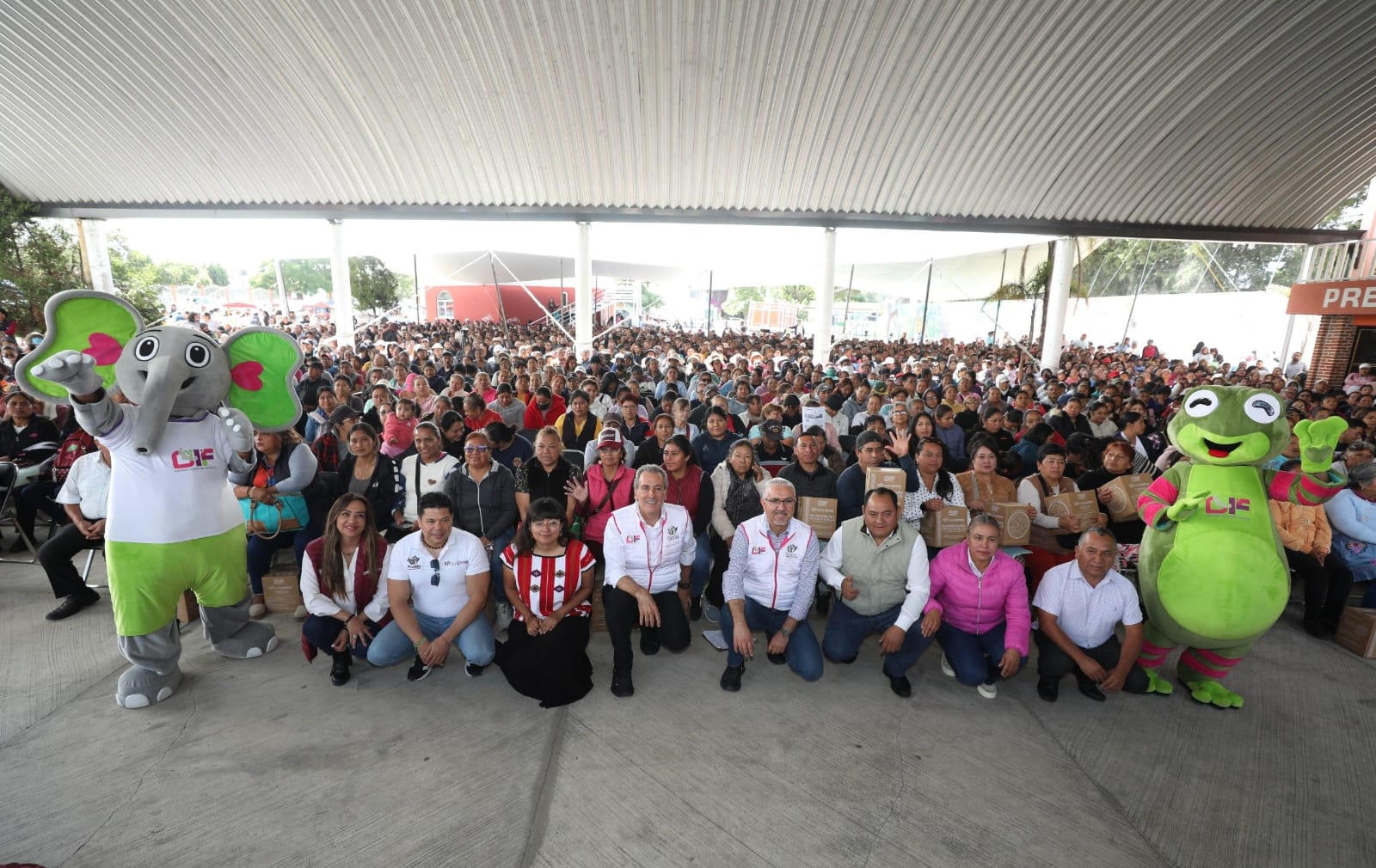 Entrega Pepe Chedraui apoyos del programa Alimentación Imparable en Xonacatepec