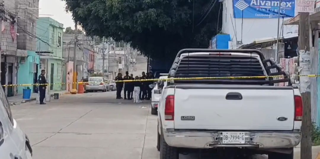 Irrumpen a balazos en estética cerca del Mercado Morelos; dos personas resultan heridas