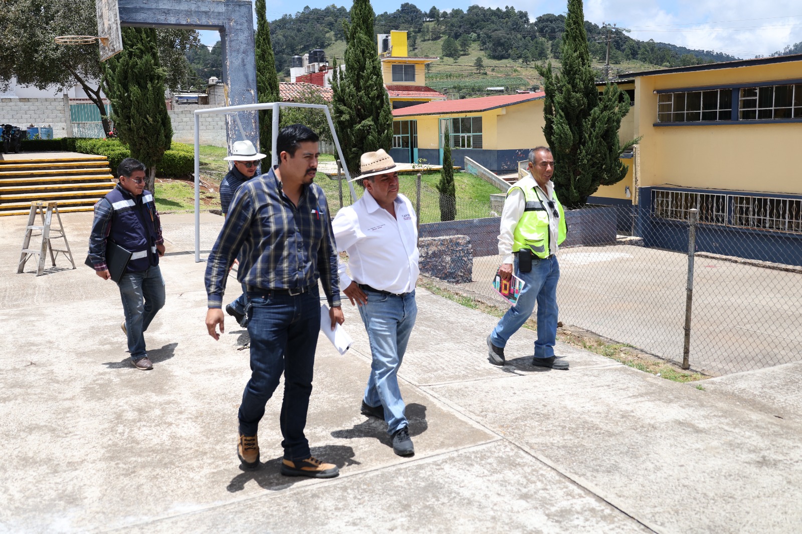 Supervisa CAPCEE obras en escuelas en la Sierra Norte