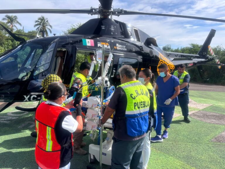 Gobierno estatal garantiza atención especializada con traslado aéreo desde Acatlán