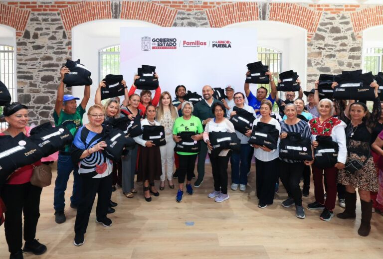 Puebla lista para Las Olimpiadas de Oro 2026; Ceci Arellano entrega uniformes a delegación estatal