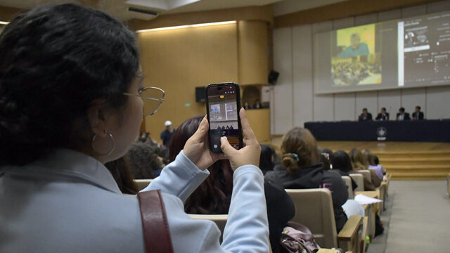 Dicta conferencia magistral el politólogo Robert Keohane a estudiantes de la BUAP