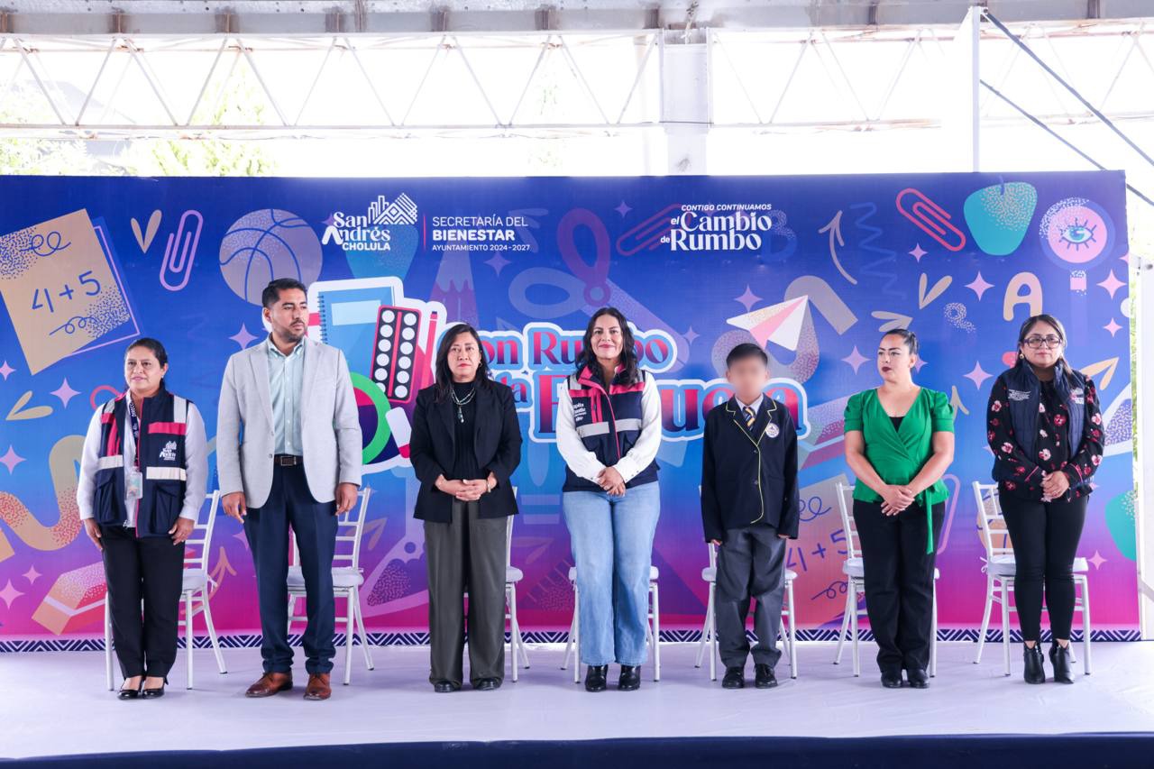 Apoya Lupita Cuautle a la economía de las familias con entrega de útiles escolares