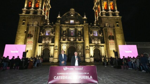 Inauguran Pepe Chedraui y Arquidiócesis de Puebla nueva iluminación de la Catedral