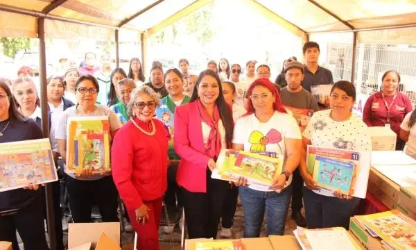 Impulsa Tonantzin Fernández educación de la niñez cholulteca con entrega de libros de texto