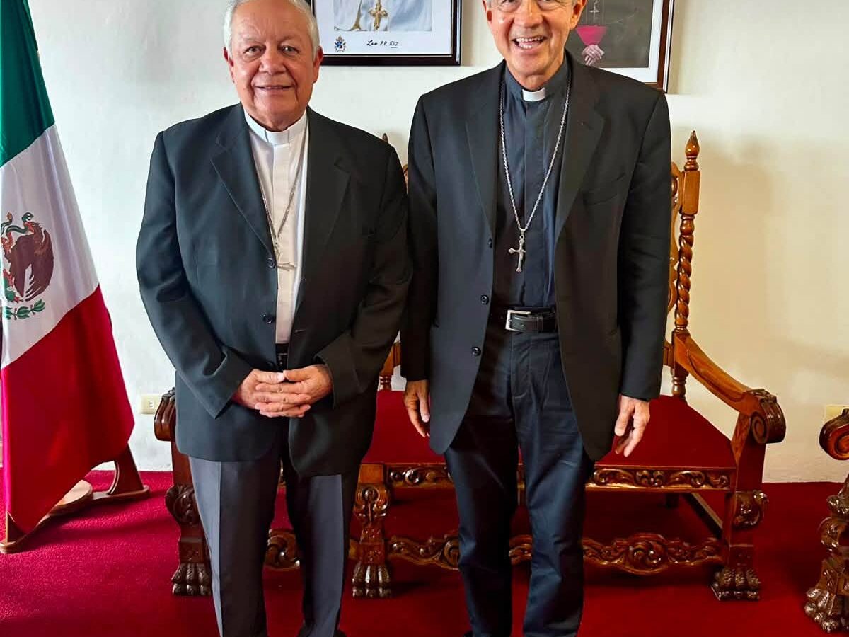 Mons. Víctor Sánchez Espinosa visita a Mons. Jorge Carlos Patrón Wong en Xalapa