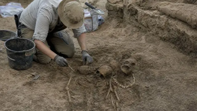 ¿Por qué enterraron a un hombre hace 5.000 años con un collar de 42 dientes? El hallazgo que desconcierta a los arqueólogos