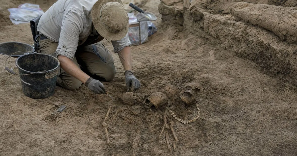 ¿Por qué enterraron a un hombre hace 5.000 años con un collar de 42 dientes? El hallazgo que desconcierta a los arqueólogos