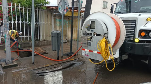Limpieza intensiva y mantenimiento permanente a la red de drenaje realizan las brigadas de Agua de Puebla ante las intensas lluvias