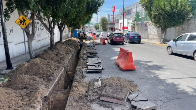Para mejorar el servicio a más de 4 mil 700 habitantes, Agua de Puebla sustituye la red de agua potable sobre la 25 Sur, de la Diagonal 19, a la 37 poniente