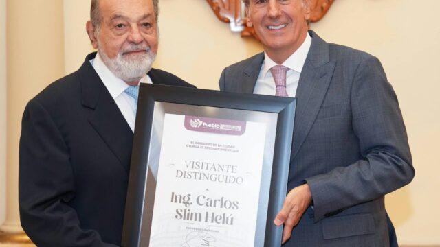 Entrega Pepe Chedraui reconocimiento de Visitante Distinguido a Carlos Slim