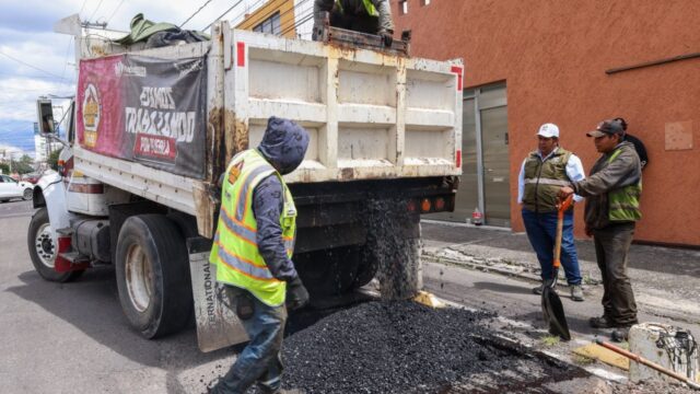 Verifica Pepe Chedraui labores de bacheo en colonia Los Volcanes
