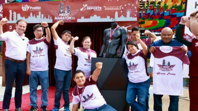 Presenta Gobierno de Pepe Chedraui playera y medalla del Medio Maratón 21K Puebla 2026