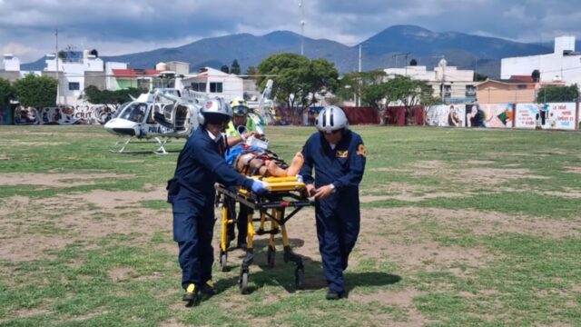 Con traslado médico aéreo de Acatlán a Tehuacán, Gobierno Estatal asegura atención oportuna