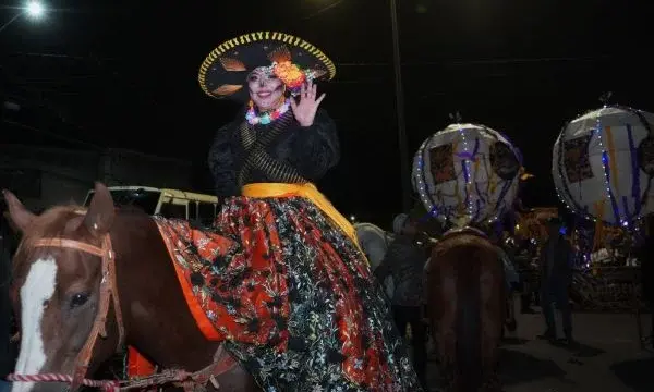 Encabeza Tonantzin Fernández Desfile de Animeros 2026