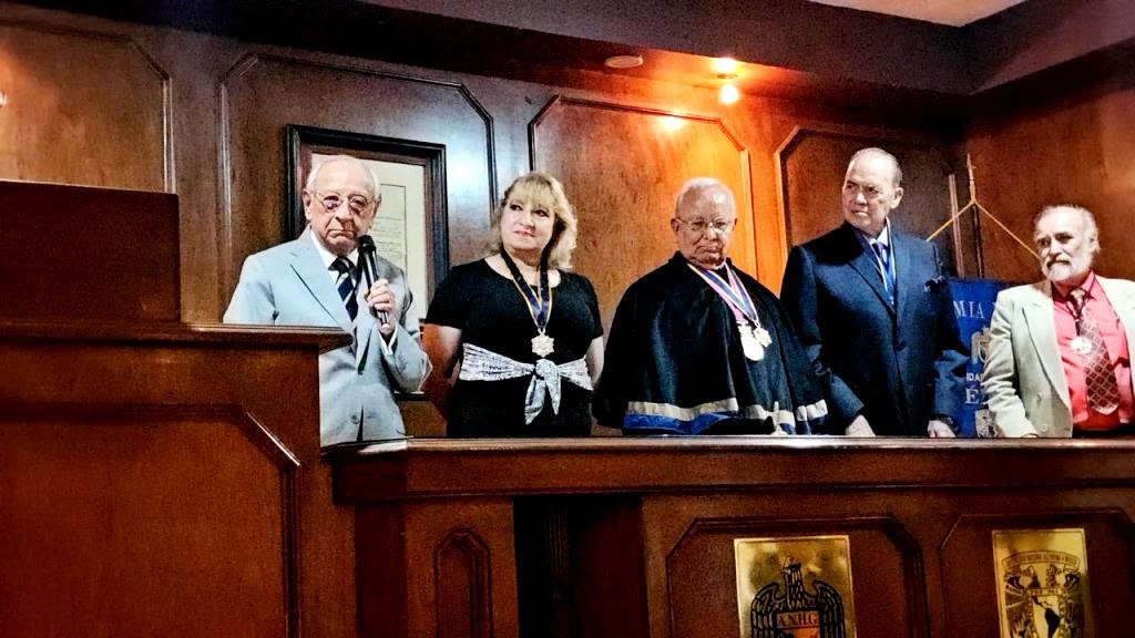 COMENTARIO A TIEMPO. 70 años de reportero